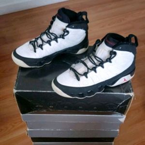 Air Jordan's 9 size 4.5Y in the box

Condition: Go
